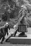 127566 Afbeelding van het leggen van een krans bij het beeld van Koningin Wilhelmina in het Wilhelminapark te Utrecht ...